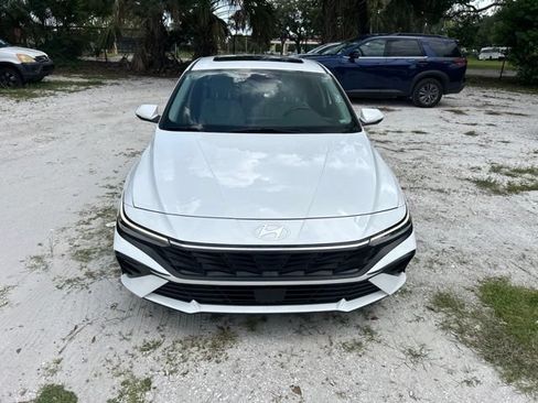Used 2025 Hyundai Elantra Limited FWD image 16