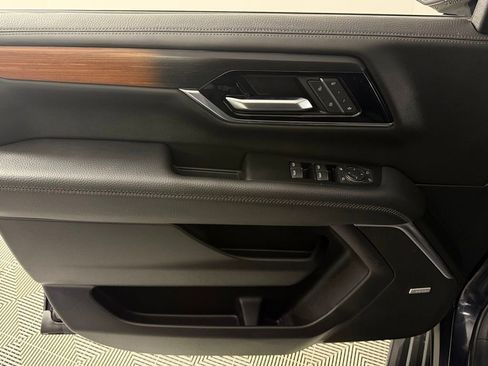 Used 2025 GMC Yukon Denali RWD image 23