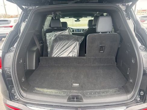 Used 2024 Buick Enclave Premium image 5