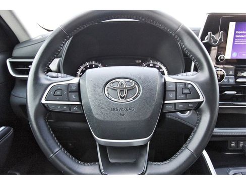 Used 2024 Toyota Highlander XLE image 9