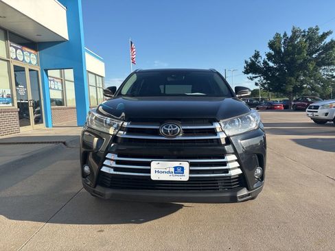 Used 2017 Toyota Highlander Limited AWD/4WD image 2