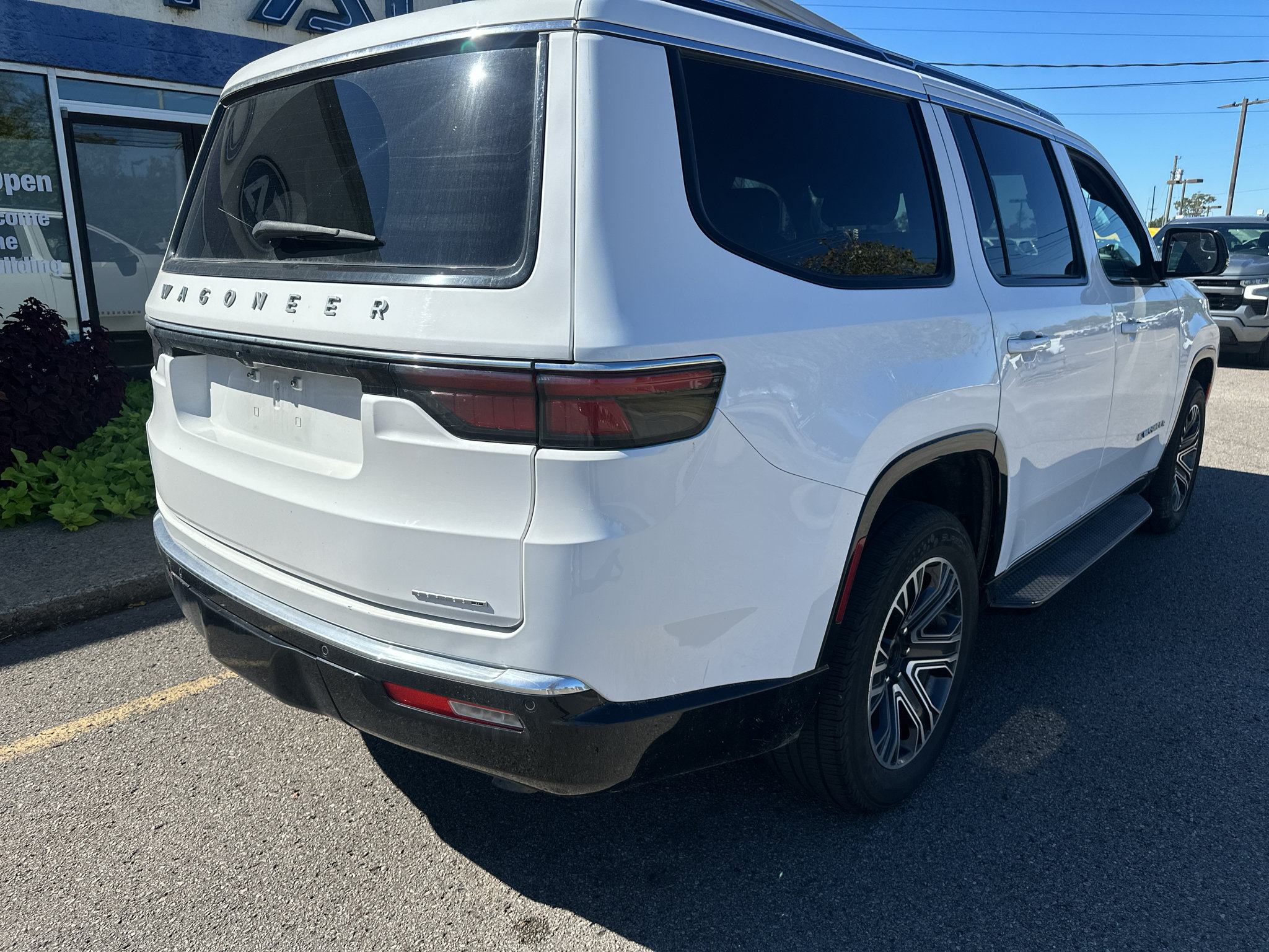 Used 2024 Jeep Wagoneer Series II w/ Flexible Seating Group RWD image 4