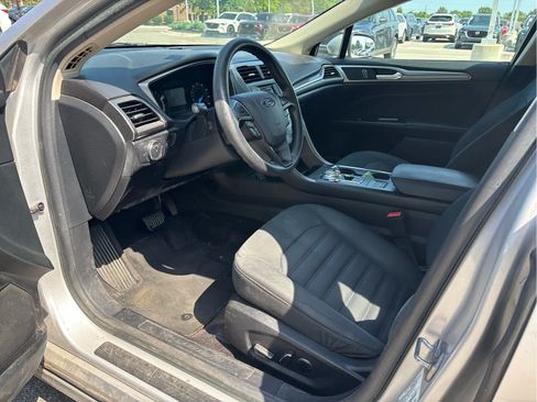 Used 2017 Ford Fusion SE FWD image 6