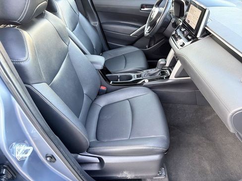 Used 2025 Toyota Corolla Cross XLE FWD image 12
