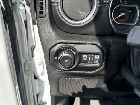 Used 2020 Jeep Wrangler Unlimited Sahara w/ Uconnect 4C Nav & Sound Group AWD/4WD image 18
