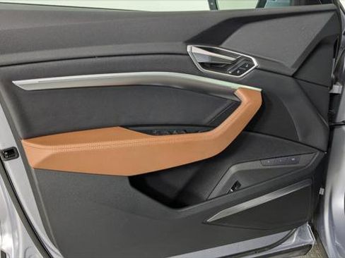 Used 2022 Audi e-tron Premium Plus w/ Premium Plus Package image 12