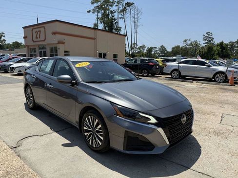 Used 2023 Nissan Altima 2.5 SV FWD image 3