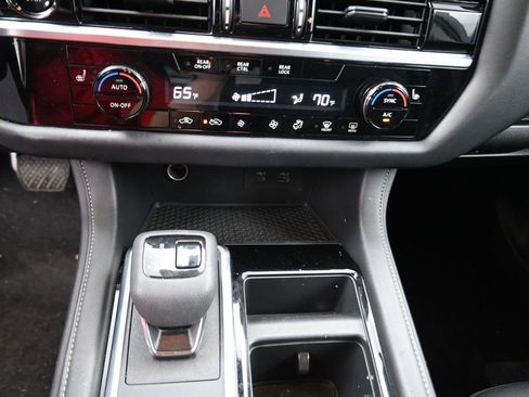 Used 2025 Nissan Pathfinder SV image 14