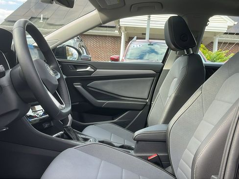 Used 2025 Volkswagen Jetta SE image 12