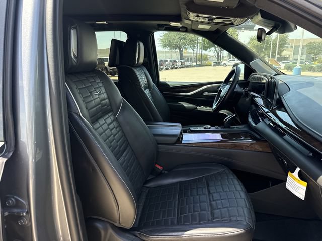 Used 2022 Cadillac Escalade Premium Luxury Platinum w/ Heavy-Duty Trailer Package AWD/4WD image 32