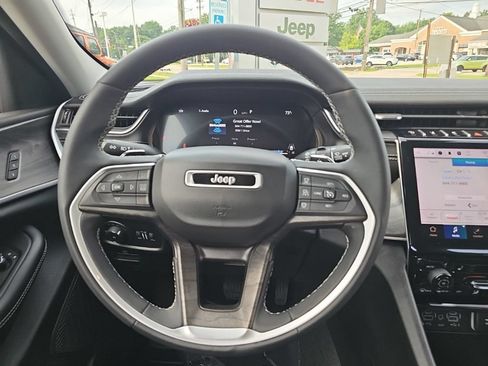 Used 2023 Jeep Grand Cherokee Limited AWD/4WD image 18