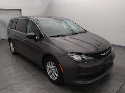Used 2023 Chrysler Voyager LX FWD image 13