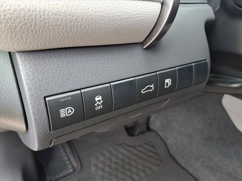 Used 2018 Toyota Camry LE w/ Convenience Package FWD image 22
