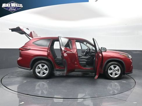 Used 2020 Toyota Highlander LE FWD image 27