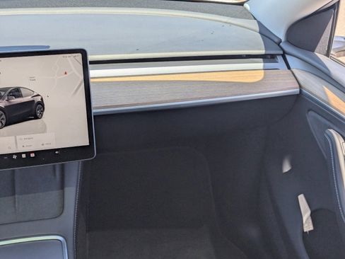 Used 2025 Tesla Model Y Long Range image 18