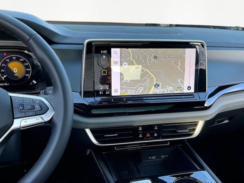 Used 2025 Volkswagen Atlas Cross Sport SEL R-Line image 9