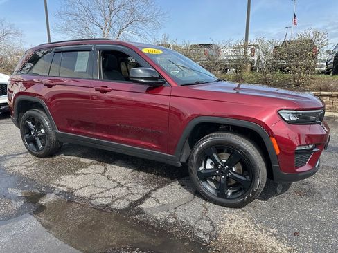 Used 2025 Jeep Grand Cherokee Limited w/ Black Appearance Package image 17