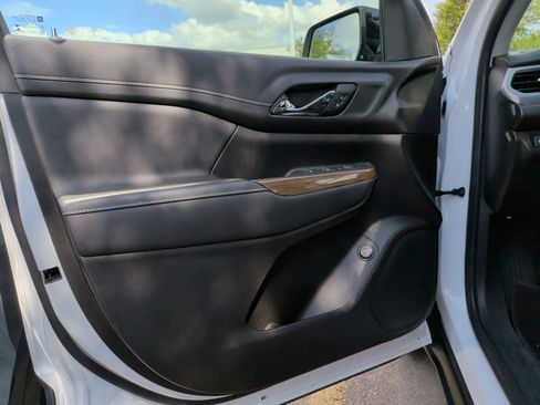 Used 2023 GMC Acadia SLE w/ Driver Convenience Package FWD image 14