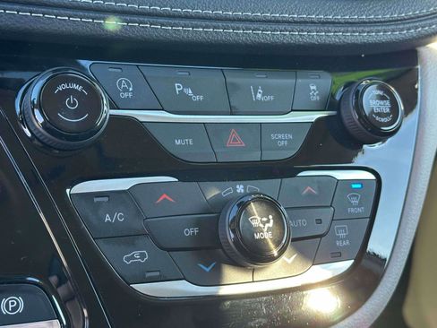 Used 2024 Chrysler Pacifica Touring-L image 24