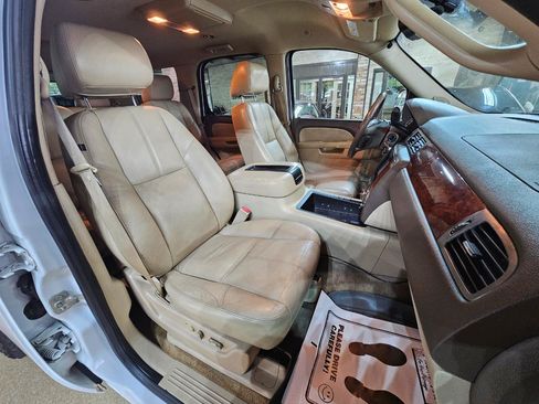 Used 2011 Chevrolet Tahoe LT w/ Luxury Package RWD image 12