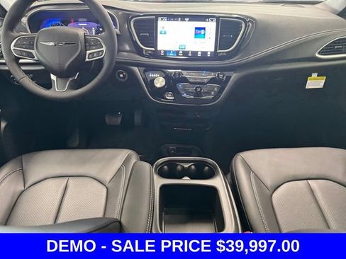 Used 2026 Chrysler Pacifica Select FWD image 15