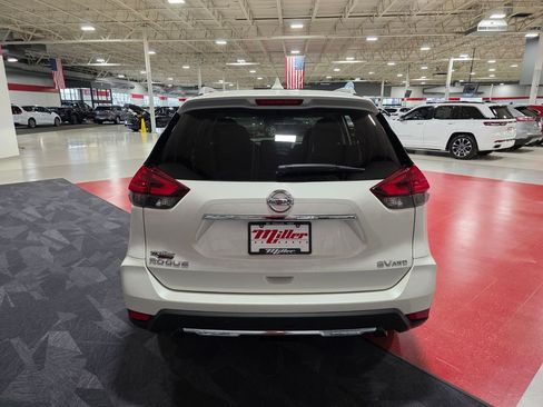 Used 2017 Nissan Rogue SV image 4
