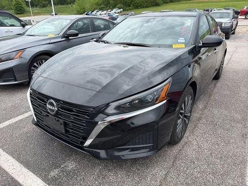 Used 2024 Nissan Altima 2.5 SV FWD image 2