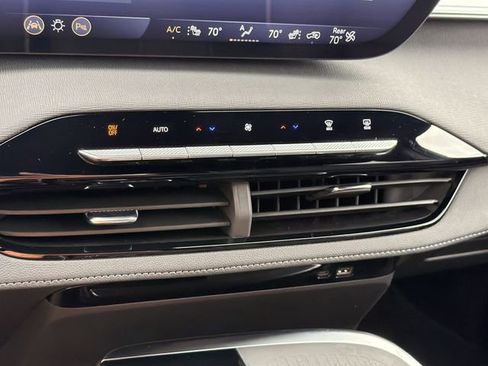 Certified 2025 Buick Enclave Preferred FWD image 27