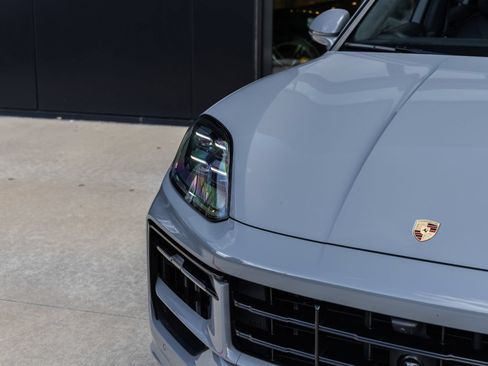 Certified 2026 Porsche Cayenne GTS AWD/4WD image 17