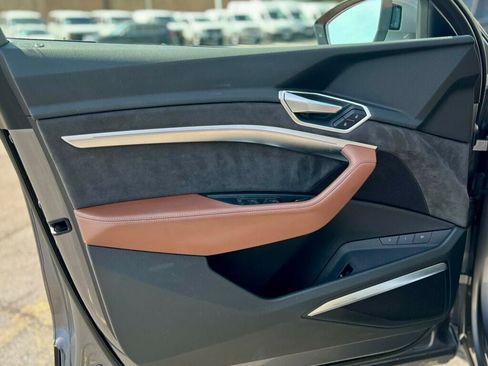 Used 2019 Audi e-tron Prestige w/ Prestige Package image 11