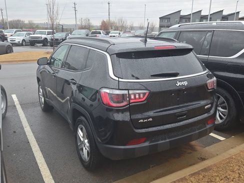 Used 2024 Jeep Compass Latitude image 2