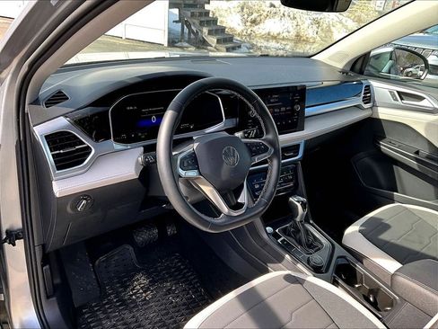 Used 2025 Volkswagen Taos SE w/ Panoramic Sunroof Package image 8