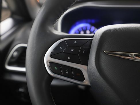 Used 2025 Chrysler Pacifica Select image 28