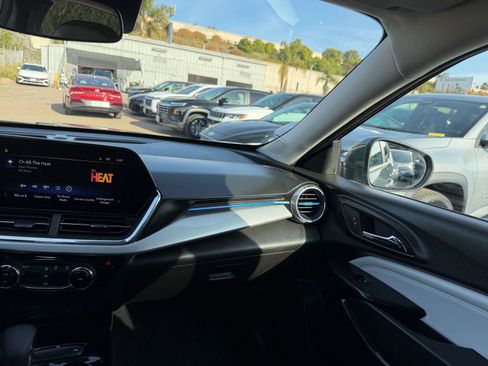 Used 2025 Chevrolet Trax LT image 33