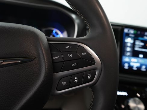 Used 2024 Chrysler Pacifica Limited FWD image 28