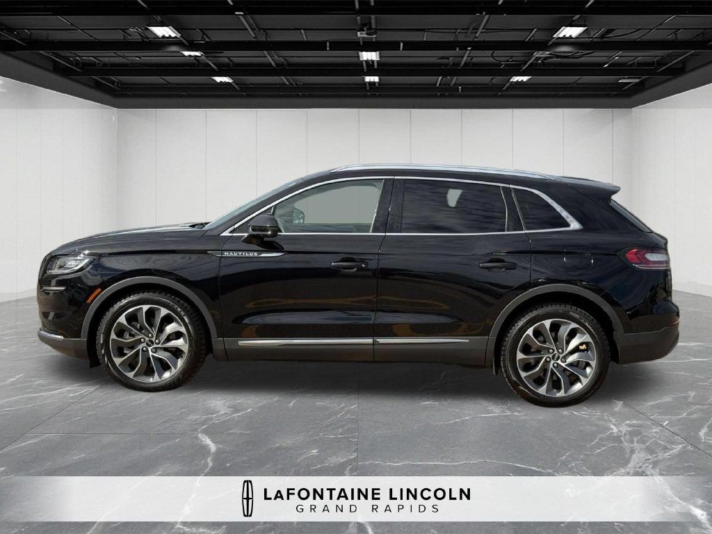 Used 2023 Lincoln Nautilus Reserve AWD/4WD image 2
