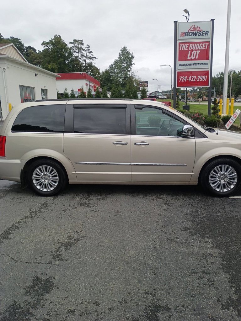 Used 2013 Chrysler Town & Country Touring-L w/ Premium Group FWD image 4