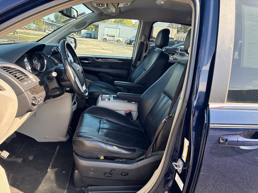 Used 2014 Chrysler Town & Country Touring FWD image 9