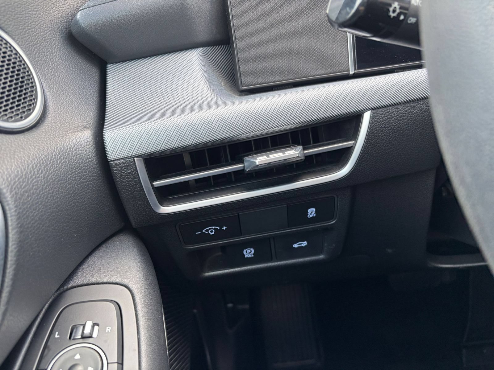 Used 2025 Hyundai Sonata SEL FWD image 33