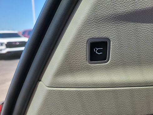 Used 2024 Chrysler Pacifica Touring-L FWD image 9