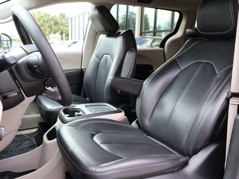 Used 2023 Chrysler Pacifica Touring-L image 30