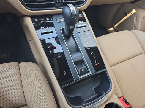 Certified 2025 Porsche Macan AWD/4WD image 10