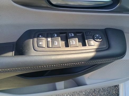 Used 2023 Chrysler Pacifica Touring-L FWD image 21
