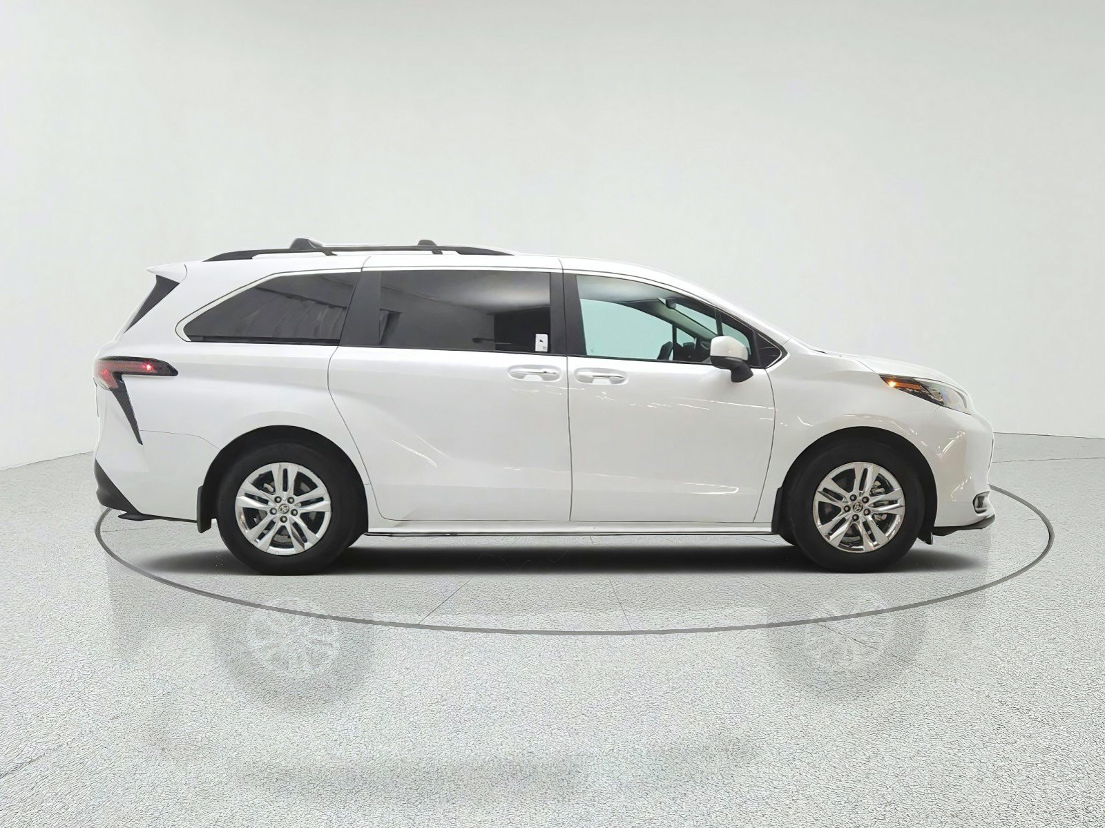 Used 2025 Toyota Sienna XLE w/ XLE Plus Package AWD/4WD image 4