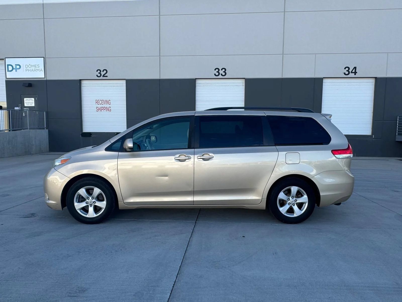 Used 2012 Toyota Sienna LE w/ Towing Pkg FWD image 2