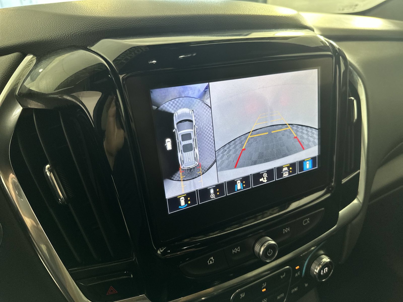 Used 2023 Chevrolet Traverse RS FWD image 17