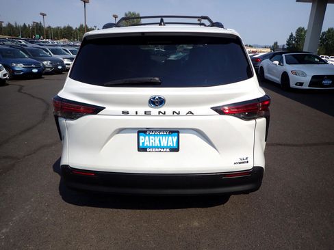 Used 2022 Toyota Sienna XLE image 4