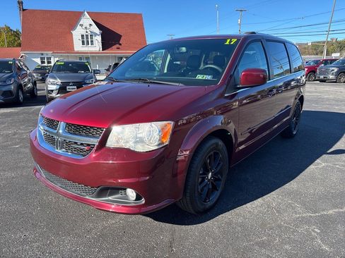 Used 2017 Dodge Grand Caravan SXT image 3