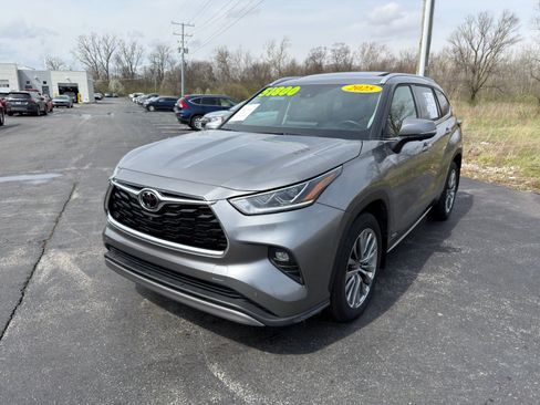 Used 2025 Toyota Highlander Limited AWD/4WD image 2