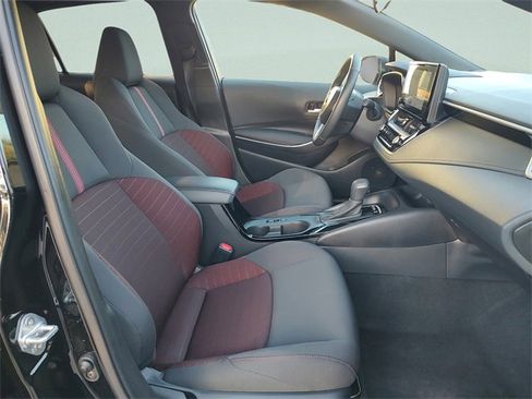 Used 2025 Toyota Corolla SE image 32